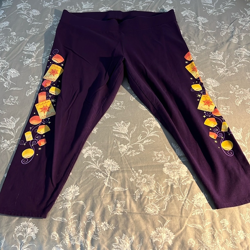 EUC Disney Tangled cropped leggings with lantern 🏮 motif size 2 Torrid